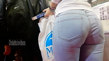 A Turkish girl in tight jeans flashed her booty