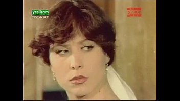 Teen hottie flaunts her unshaven pussy